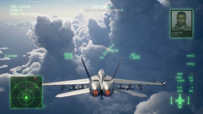 Vis&atilde;o traseira de um ca&ccedil;a cinza com turbinas acesas, voando entre nuvens brancas e c&eacute;u azul. Elementos de interface de jogo em verde neon, incluindo radar, velocidade, altitude, tempo, pontua&ccedil;&atilde;o, alvo e um retrato de um homem barbudo