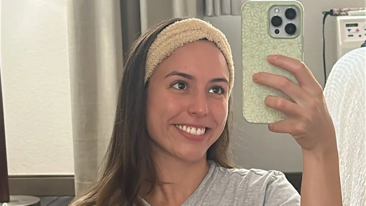 Mãe de atriz brasileira detida pelo ICE alega que filha sofreu maus-tratos na prisão