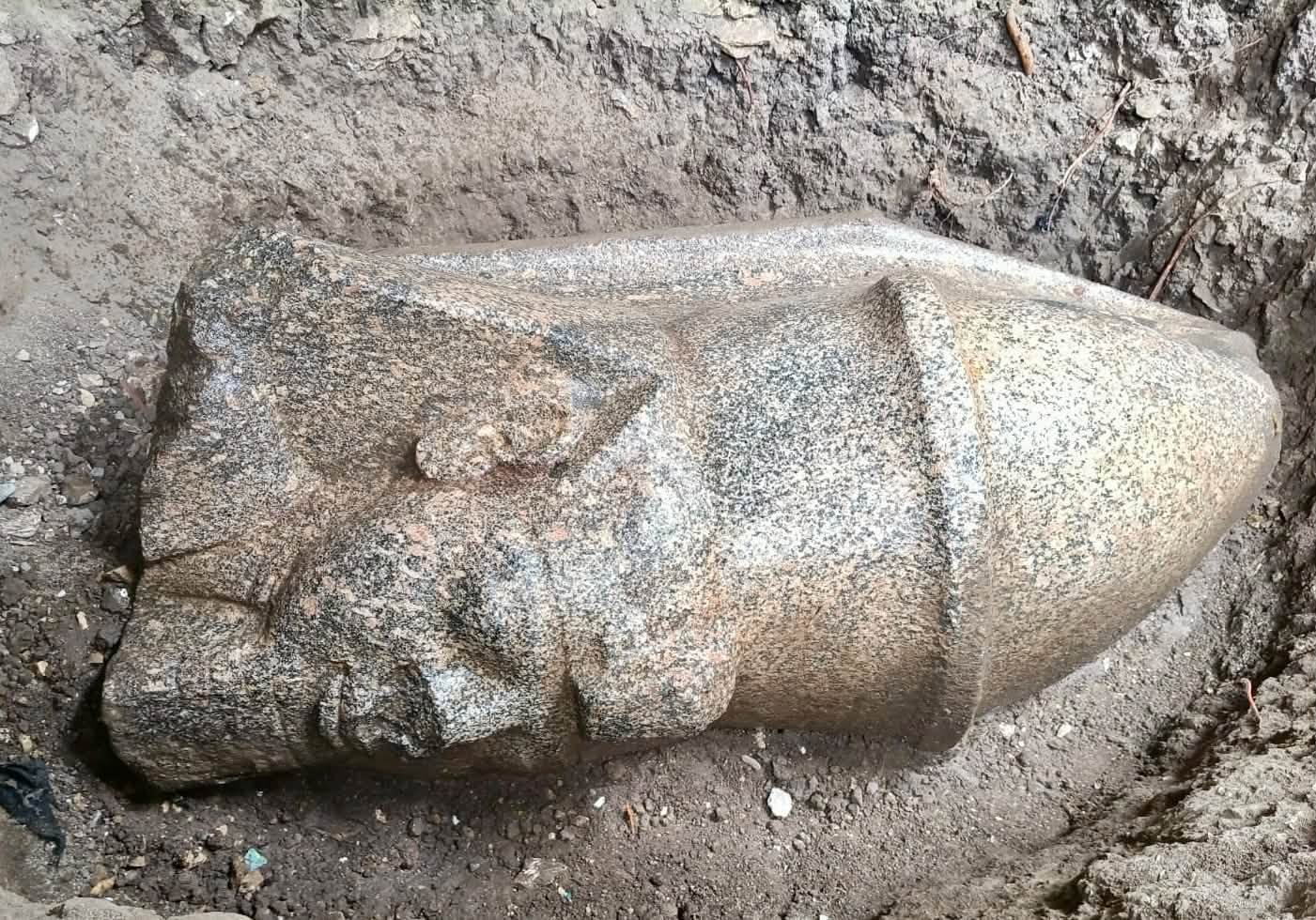 Agricultor egípcio descobre estátua multicentenária de Ramsés II por acaso