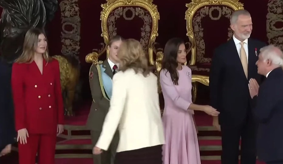Embaixador do Irã surpreende rainha da Espanha com gesto em evento