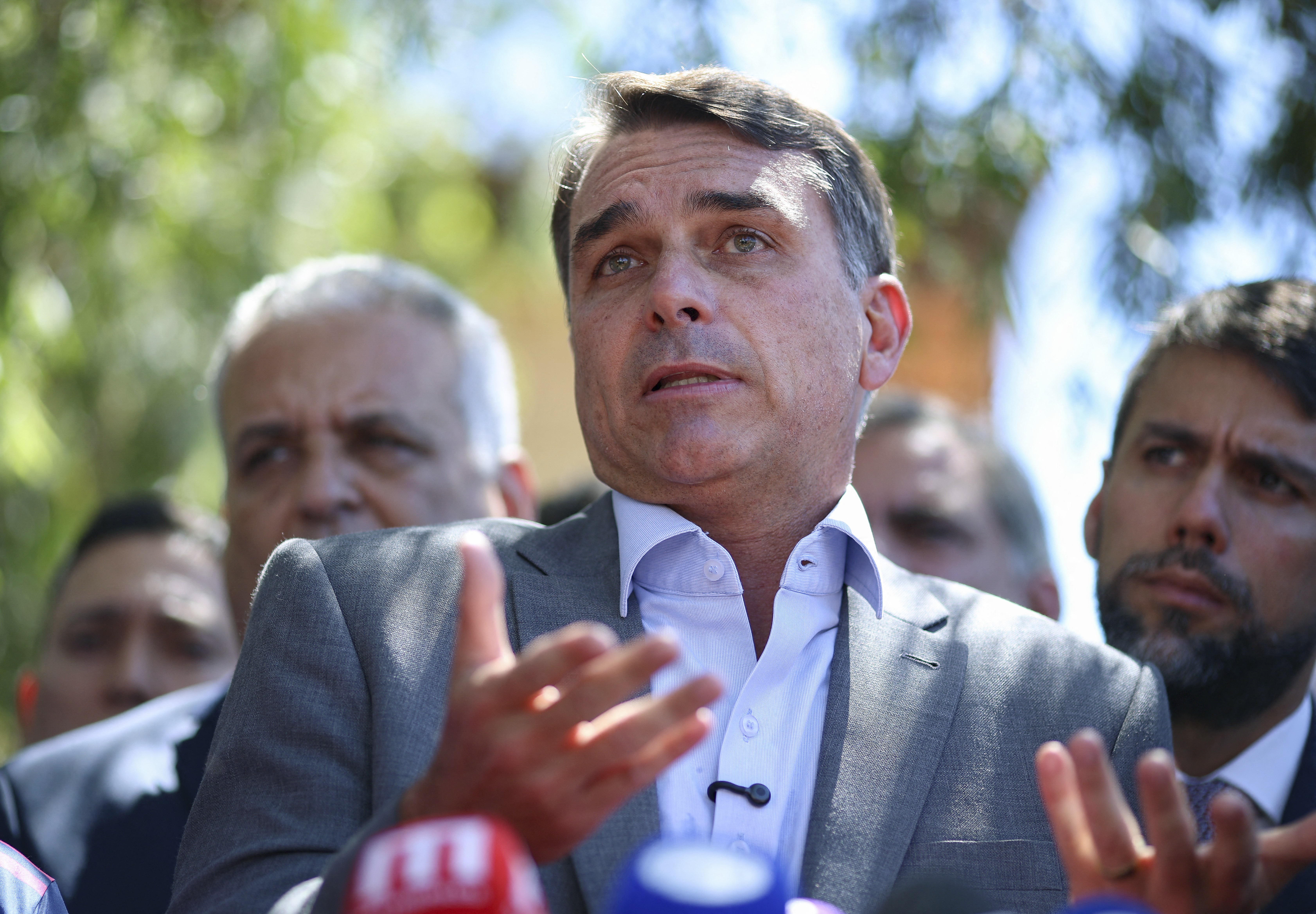 Após fala sobre Constituição, Flávio contemporiza e diz querer fazer reforma política