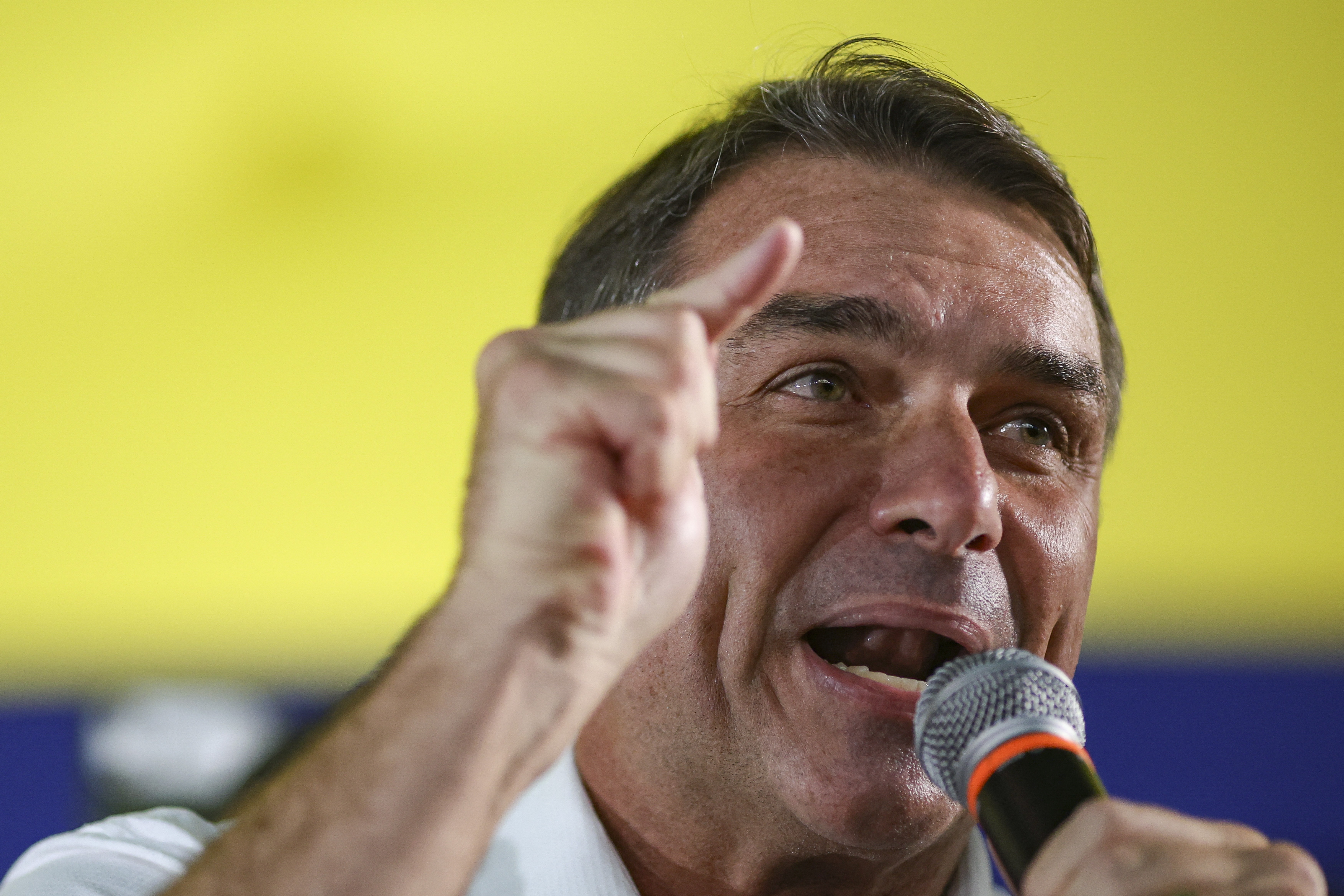 Flávio pede ajuda ao presidente da Colômbia contra narcotráfico e já o convida para a posse