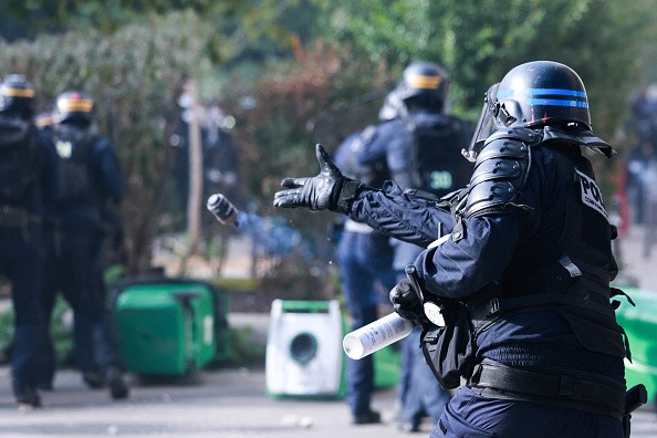 França suspende uso de granadas de efeito moral após jovem perder a mão em protesto