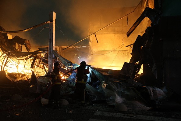 Rússia bombardeia Kiev horas após aceitar retomar negociações de paz com Ucrânia
