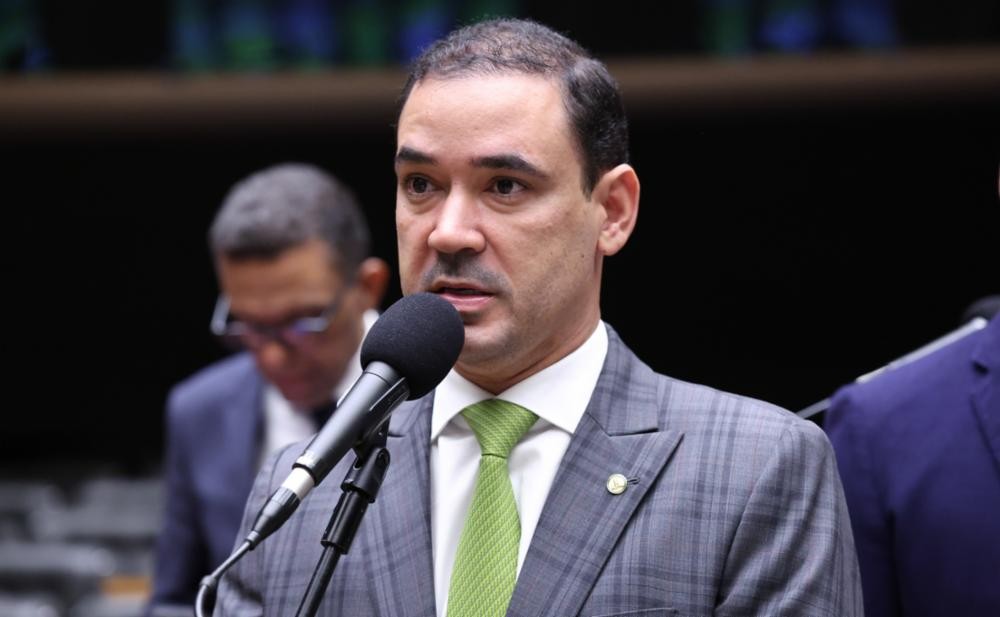 Vicentinho Júnior, candidato ao governo do TO, é suspeito de corrupção em contratos de licitação